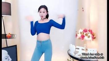 Asian teen dances on cam